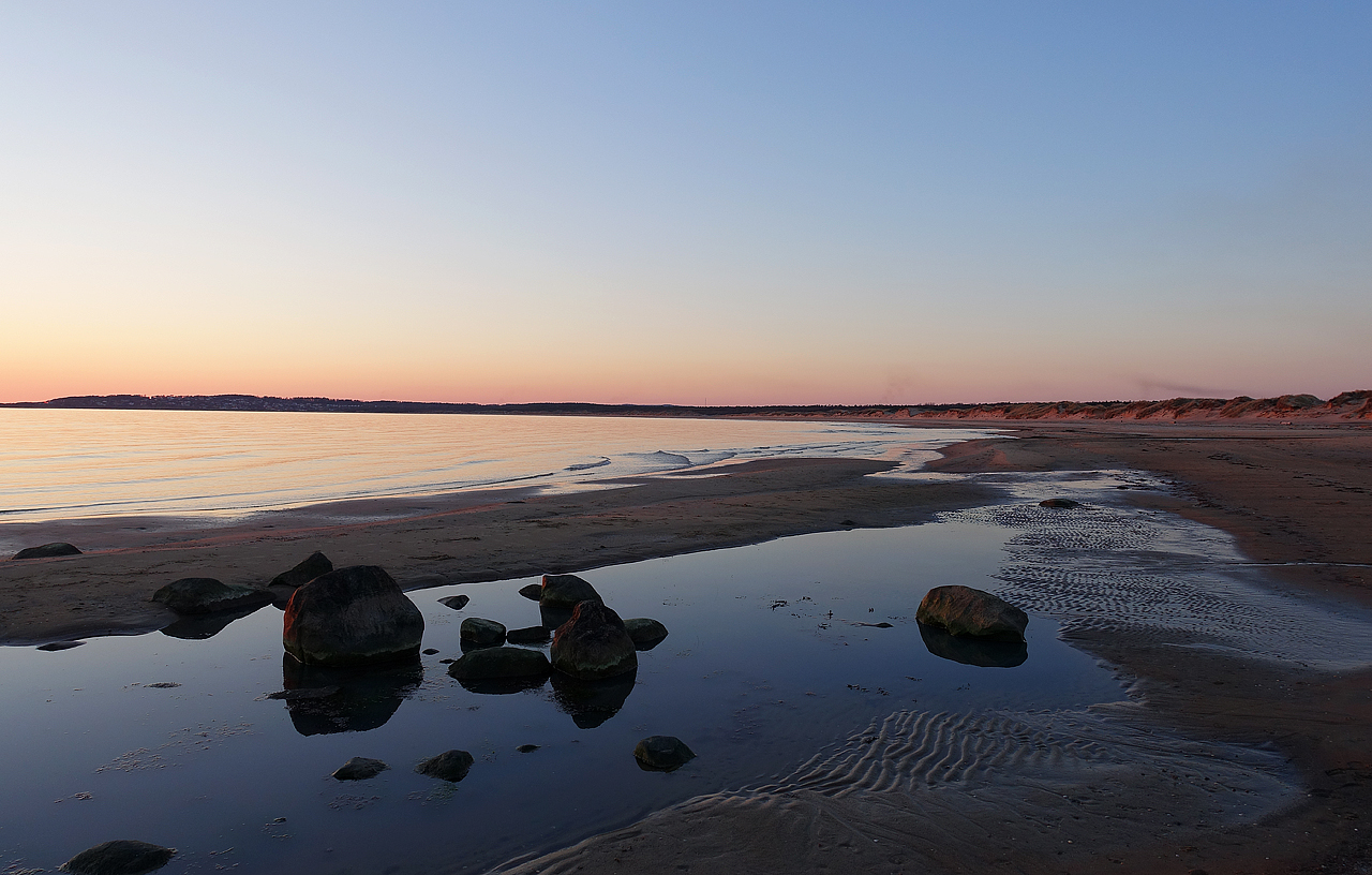 Strand i solnedgång